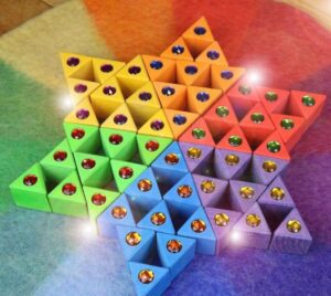 Kleurrijke driehoeken met sprankelende stenen