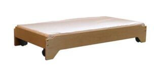 Stapelbaar peuterbed met wieltjes – Berken