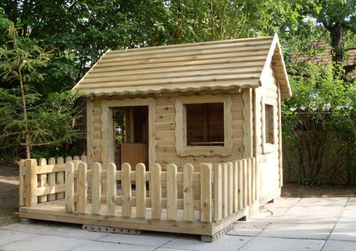houten speelhuis met veranda