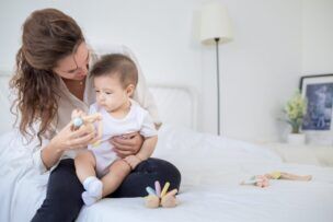 Plan Toys Houten Driehoek rammelaar foto 2