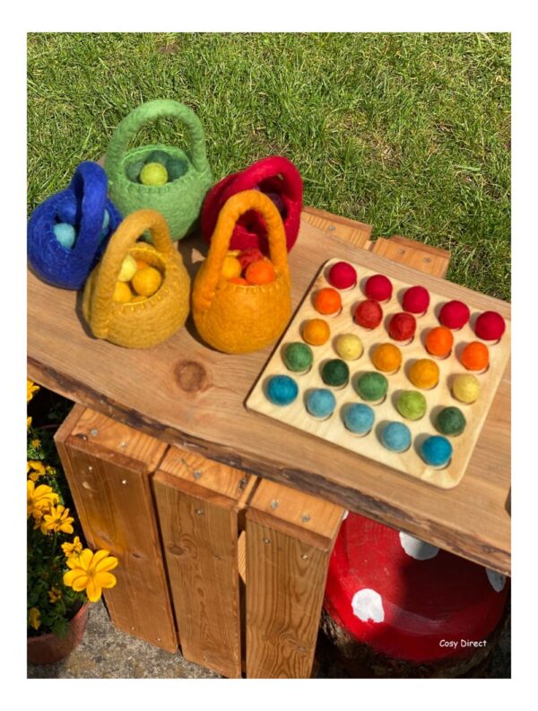 Viltballen in gekleurde mandjes (5 stuks) foto 2