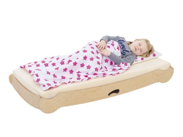 Houten rustbed met matras – stapelbaar