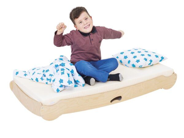 Houten rustbed met matras – stapelbaar