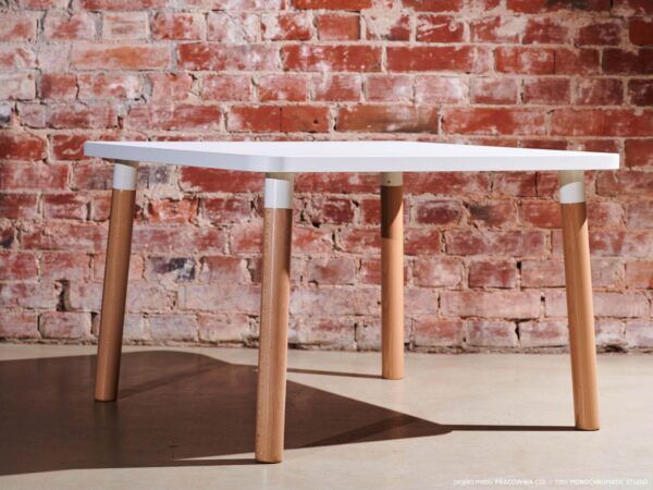 Daley Luke Kindertafel 80 x 80 cm Leeftijd: 5 – 6 jaar