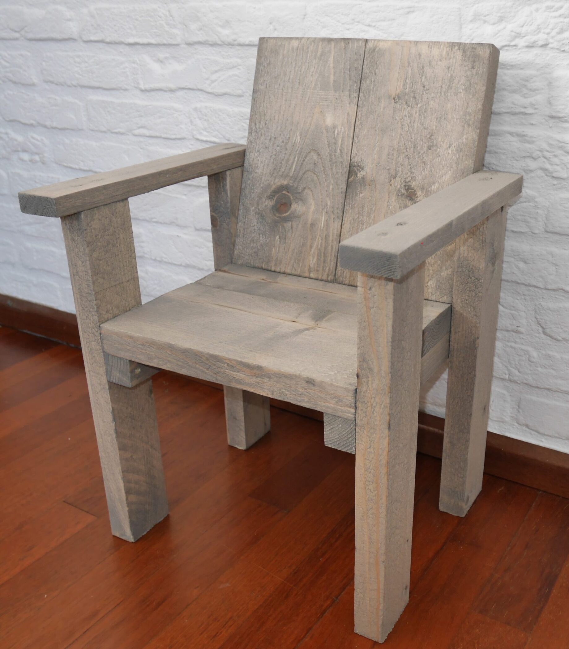 Steigerhouten Kinderstoel met leuning - zithoogte 28 cm