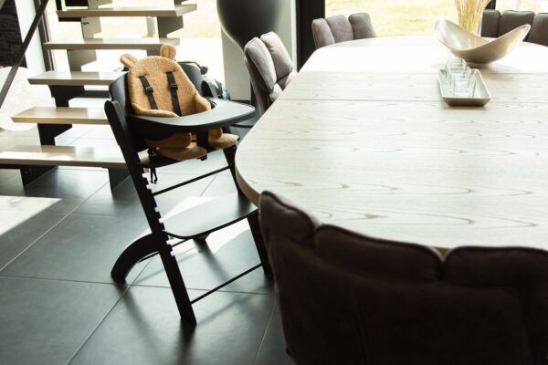 Evosit Kinderstoel / Meegroeistoel + eettablet – Zwart