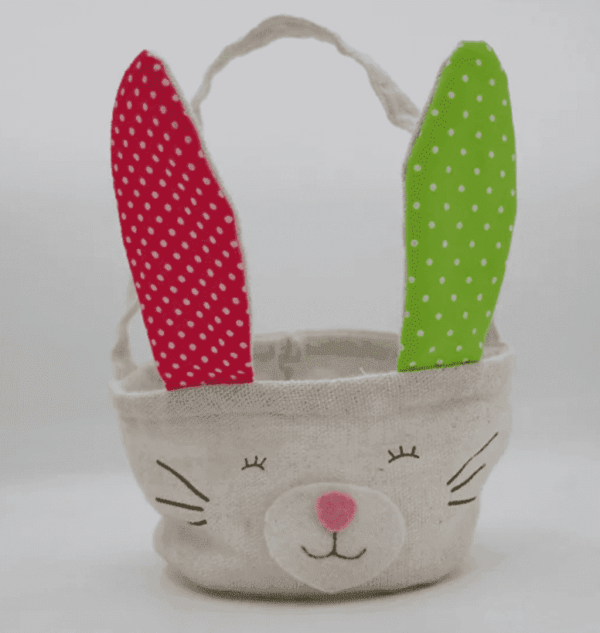 Schattig Paasmandje met roze en groene oren