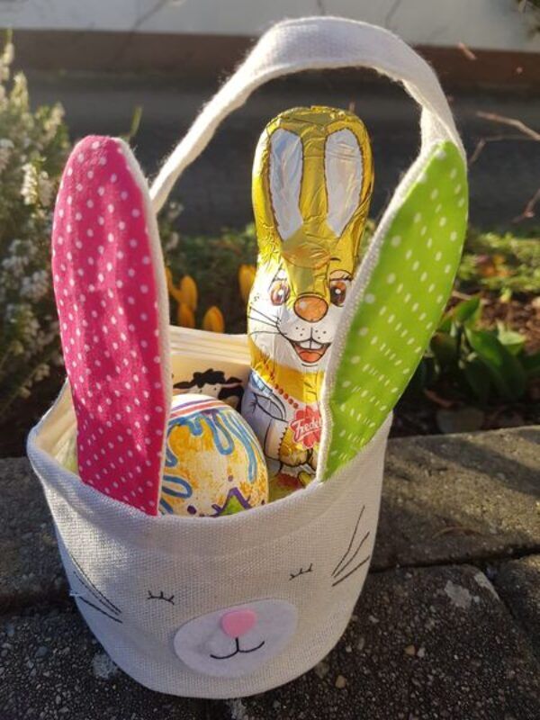 Schattig Paasmandje met roze en groene oren