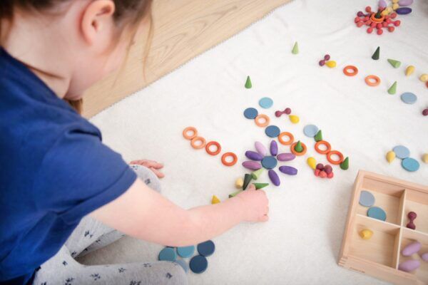 Tickit Loose Parts Houten Regenboog schatten in Sorteerbak – 109 delig