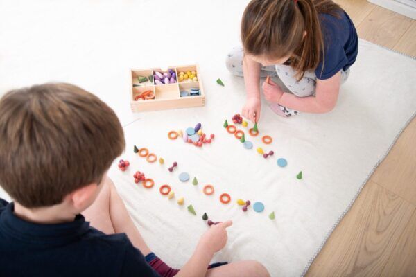 Tickit Loose Parts Houten Regenboog schatten in Sorteerbak – 109 delig