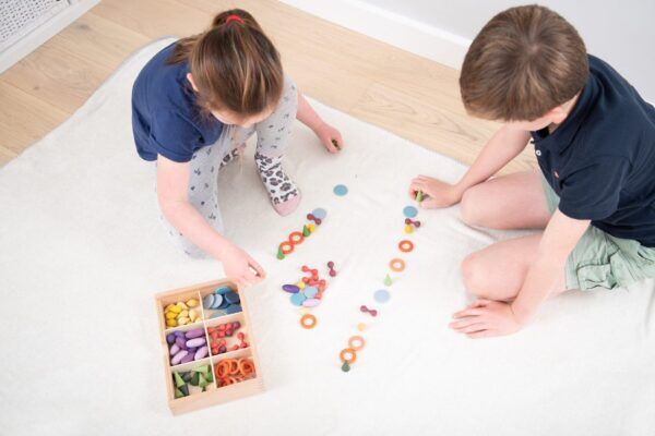 Tickit Loose Parts Houten Regenboog schatten in Sorteerbak – 109 delig