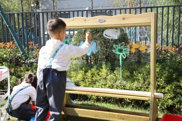 Houten Schildersezel voor buiten met Waterpomp