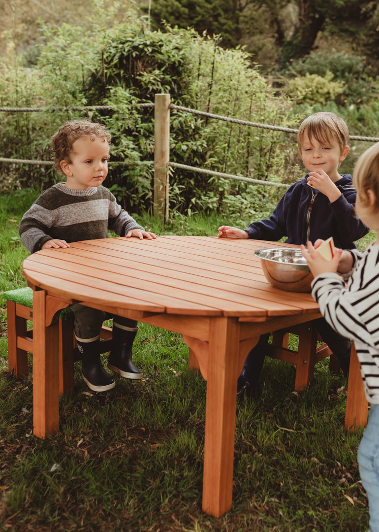 Buiten tafel met stoelen (1)
