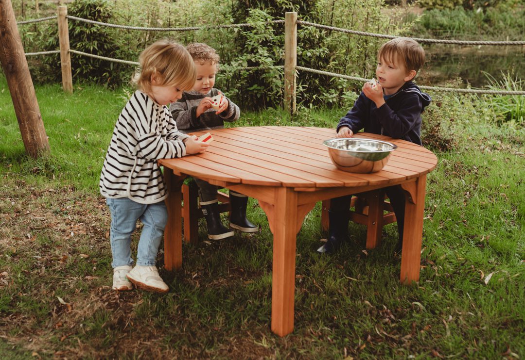 Buiten tafel met stoelen (6)