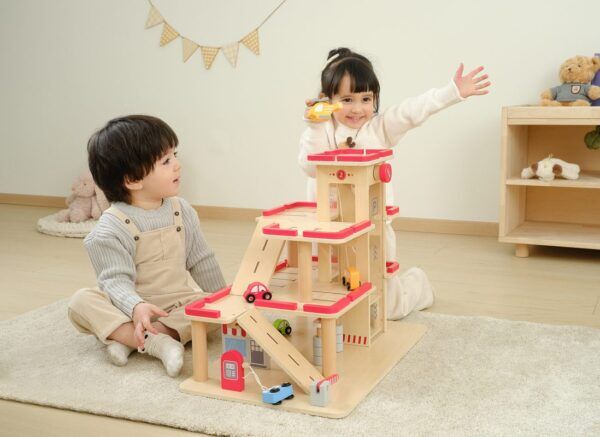 Grote Houten Parkeergarage met Panorama Lift – Inclusief Auto’s & Helikopter foto 2